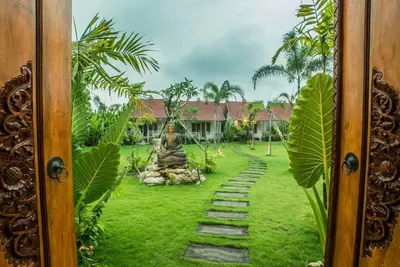 Image de Cottage en teck de style balinais à Lembongan, avec une piscine et une immense pelouse
