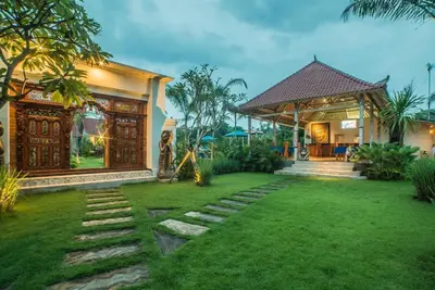 Image de Cottage en teck de style balinais à Lembongan, avec une piscine et une immense pelouse