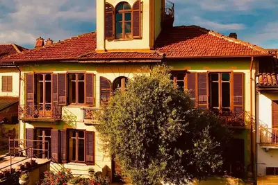 Image de Villa en Piémont avec tour et vue magnifique sur Montferrat et les Alpes