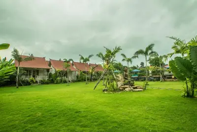 Image de Cottage en teck de style balinais à Lembongan, avec une piscine et une immense pelouse