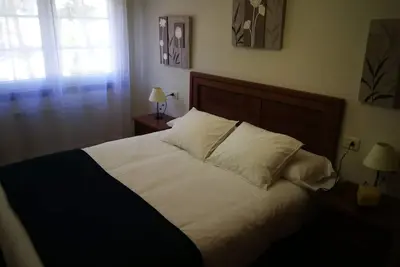 Image de Appartement spacieux avec terrasse, bien situé dans une villa thermale.