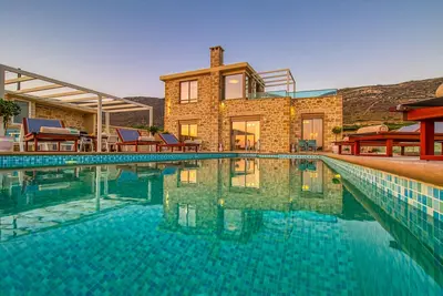 Villa neuve Kore près de la plage de Falasarna, piscine chauffée à l'eau de mer