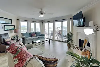 Image de Oceanfront Condo près du centre-ville de Tybee, jetée et restaurants, grand balcon