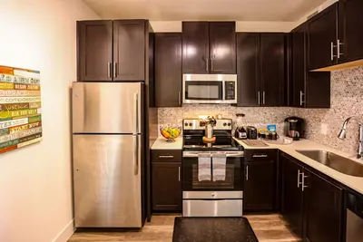 Image de Suite de luxe cosy Legacy West avec fauteuil de massage