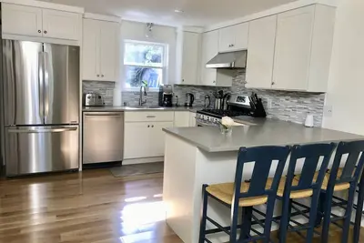 Image de Charmant nouveau condo rénové 3 chambres / 1 salle de bain pour 6 personnes + Walk & Bike à tout