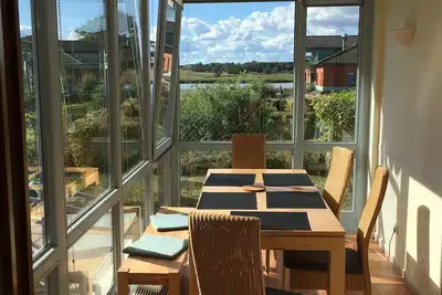 Image de 3 chambres à 6 Pers. , Sauna, terrasse, 4 * commodités, emplacement au bord du lac