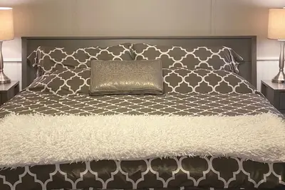 Image de King size Master avec salle de bain attenante, table de billard, cuisine ouverte, 3 chambres, 2 salles de bain
