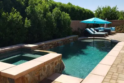 Image de Nouvelle Liste Spacieuse Indio House Avec Piscine Parfaite Pour Des Escaliers Plus Longs!
