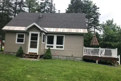 Image de Lakefront HoneyBear Cottage niché dans les bois, très isolé et relaxant