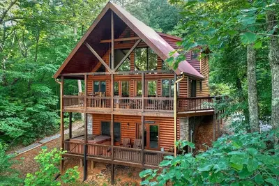 Image de Cabine de luxe isolée avec vue sur la montagne, bain à remous, table de billard. Escapade paisible!
