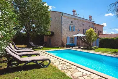 Image de Villa avec piscine et aire de jeux