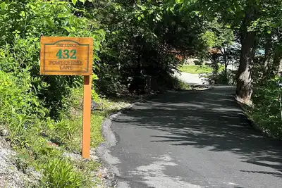 Image de Vue sur le lac à couper le souffle de cabane en rondins sur mesure avec quai privé