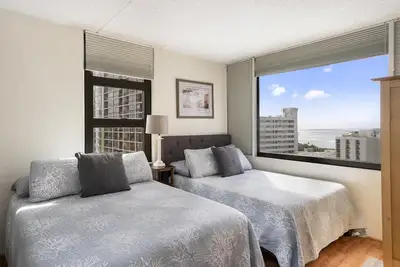 Image de Vues panoramiques sur l'océan depuis l'unité de coin Prime surélevée située dans la tour Waikiki Banyan Tower 2