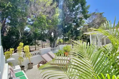 Image de Maison côtière exclusive avec magnifique terrasse et wifi à 1 minute de la plage.