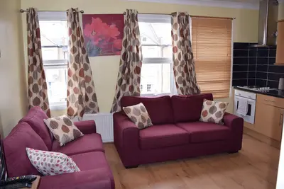 Image de Appartement de 4 chambres, 2 salles de bains, station de métro 7 min. à pied, ville à 20 min. Par un tube