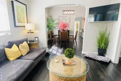 Image de Gorgeous Luxe Hideout en milieu urbain près de tout