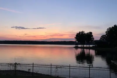 Image de Maison en rondins au bord du lac avec quai