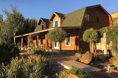 Image de Le nid Croas sur la rivière avec bain à remous géothermique!