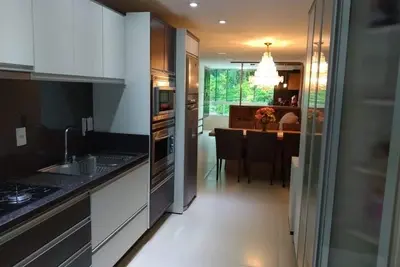 Image de Appartement haut niveau, air cond. dans chaque chambre et vue sur la mer