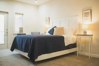 Image de Suite queen privée avec salle de bains privative dans le quartier historique des arts de la basse ville!