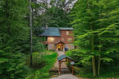 Image de Magnifique lodge de 5 chambres sur 17 acres. Proche des activités et des restaurants!