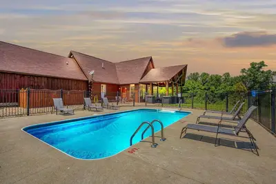 Image de Grand lodge de 8 chambres avec piscine privée chauffée en saison! Seulement 1 mile de Cantwell Cliffs!