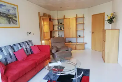 Image de calme, proche du centre, 3 salons, 2 à 6 personnes, 3 lignes de bus à proximité (50m)