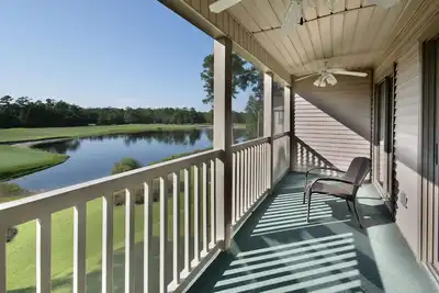 Condo donnant sur le parcours de golf, à côté de la piscine, à quelques minutes de la plage
