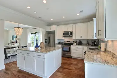 Image de Nouvellement rénové maison au nord de l'île de Tybee!