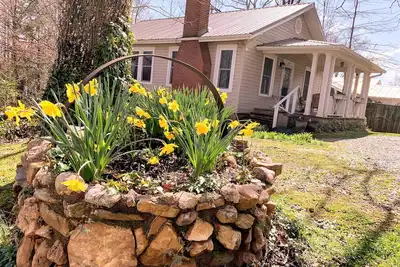 Image de Nouvelle Liste: À quelques pas du centre-ville, du vélo à Pisgah, du court trajet en voiture à DuPont