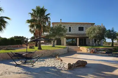 Image de Finca méditerranéenne Can 66 Palmeras avec vue panoramique dans un endroit calme à Santanyi