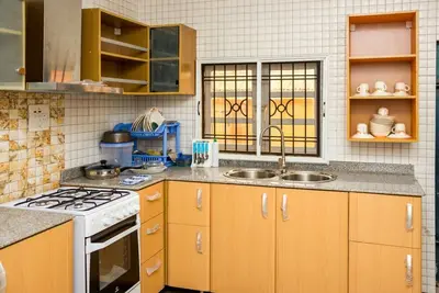 Image de Moderne 4 chambres avec salle de bains en duplex, alimentation 24/7