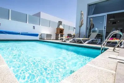 Image de Casa Moda est à quelques pas de Marina Rubicon, bars / restaurants, boutiques