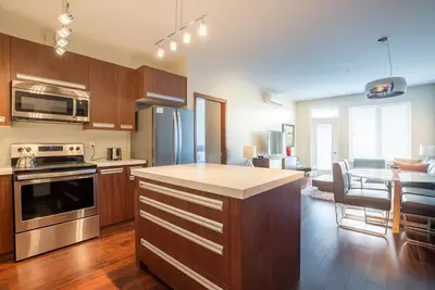 Image de Condo moderne à aire ouverte avec 2 lits et 2 salles de bains à Regina
