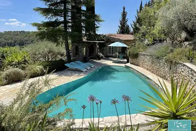 Image de Belle demeure en pierres dans oliveraie, calme absolu, vue panoramique