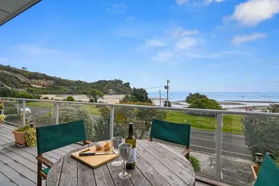 Image de Charme Kiwi Beach Bach avec fantastique vue sur la plage et l'océan