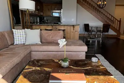 Image de Jusqu'à 40% de réduction sur les tarifs annoncés - Luxueux Condo Penthouse à 3 Cac