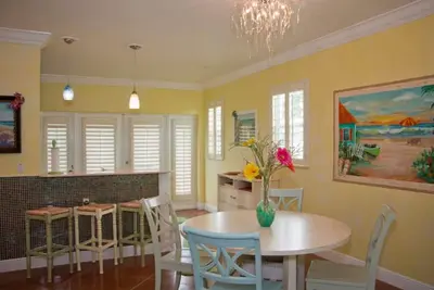 Image de Belle escapade en front de mer sur l'île de Matlacha avec 2 lits et 2 salles de bains.