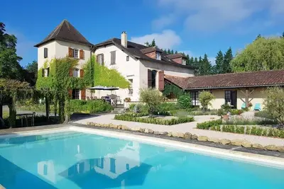 Image de Manoir français avec piscine et vue imprenable en Gascogne