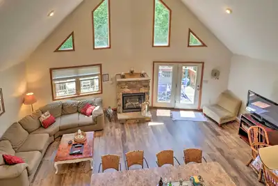 Image de Nouveau! Lake Harmony Home avec bain à remous, terrasse et salle de jeux