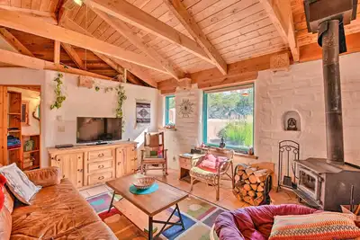 Image de Nouveau! Eclectic Adobe Crestone Cottage w / Patio + Yard!