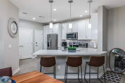 Image de Location de vacances entièrement meublée dans le centre-ville d'Ocotillo avec cuisine complète et piscine!