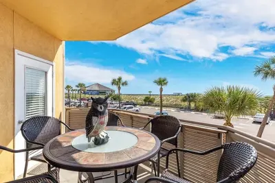 Image de Ocean Front Condo avec vue imprenable sur la plage, situé à quelques pas de la plage, à manger et Pier