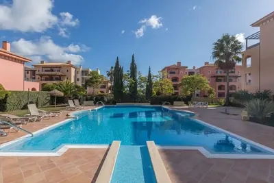 Image de Appartement de luxe en copropriété, à proximité des champs de Golf Victoria, clubs, wifi, vélo.