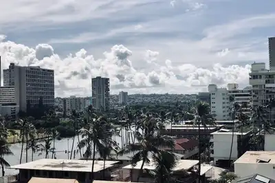 Image de Condo situé à Waikiki, 2 chambres à coucher, plage, restaurants, vie nocturne