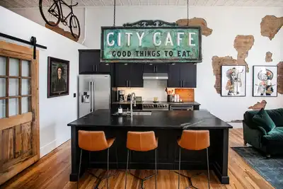 Image de Two Lanes Guesthouse - Location loft par Mike Wolfe dans le centre-ville de Columbia