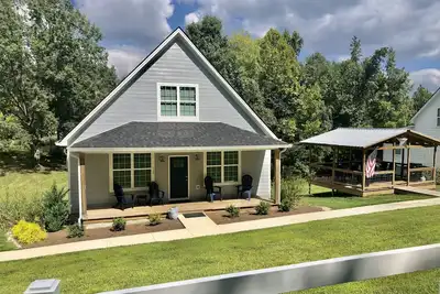 Image de Centre Hill Lake Cottage Four Seasons Dr.