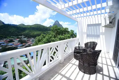 Image de * Sugarmon Villas * Suite Mout Gimmie avec vue imprenable sur le balcon de la pergola!
