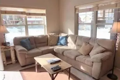 Image de Bain à remous privé, Immaculée 2 Bed-2 Bath, sur la route d'autobus!