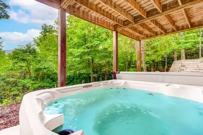 Image de Belle cabine avec bain à remous, terrasse et foyer - les chiens sont les bienvenus!
